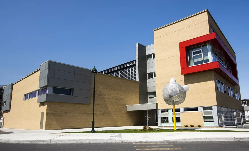 École primaire au Trésor-du-Boisé - Vue principale du bâtiment