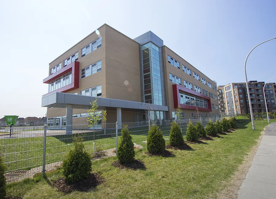 École primaire au Trésor-du-Boisé - Vue latérale du bâtiment