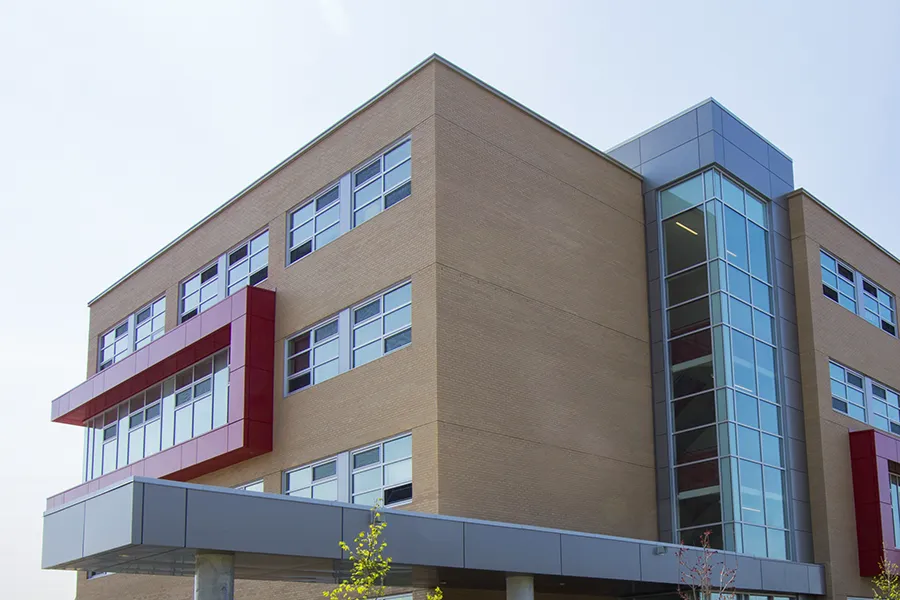 École primaire au Trésor-du-Boisé - Plan rapproché du bâtiment