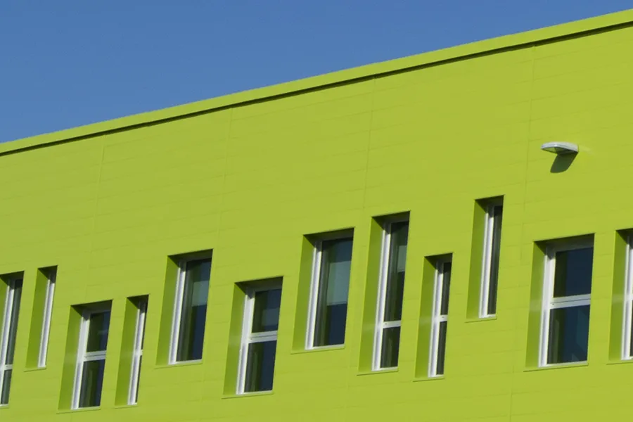 École primaire La Passerelle - Vue rapprochée des fenêtres et revêtement
