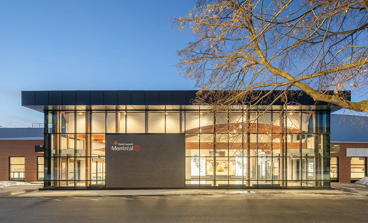 Aréna Raymond-Bourque - Façade de nuit