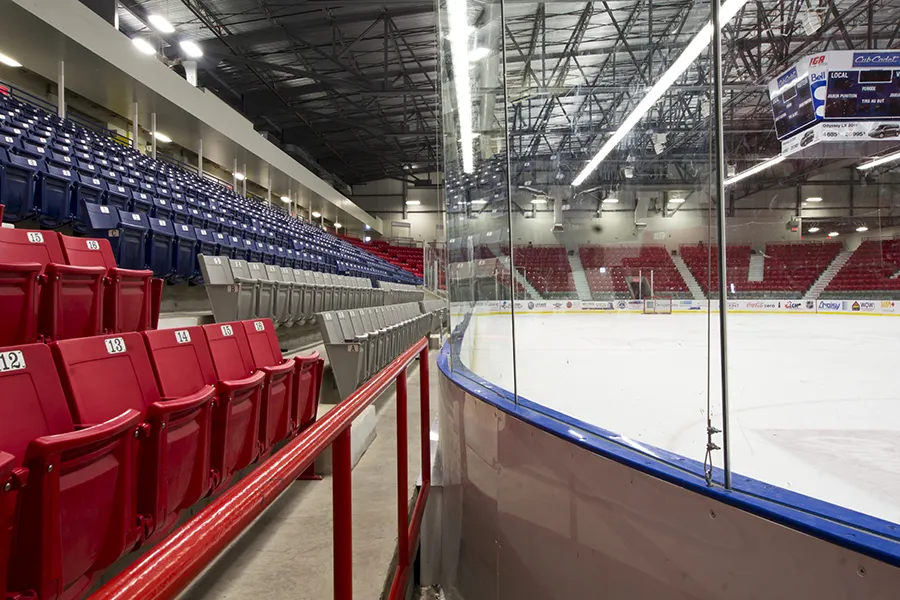 Centre d'excellence Sports-Rousseau - Estrades et patinoire