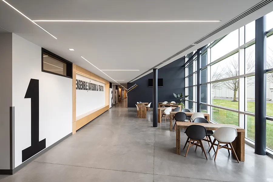 Soccerplex Collège Esther-Blondin - Corridor et espace repos