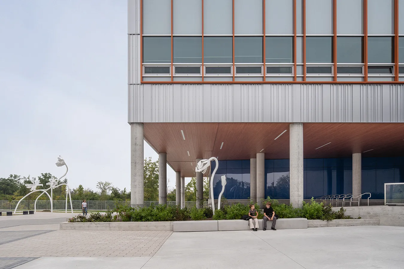 École secondaire Irma-Levasseur préau et oeuvre d'art