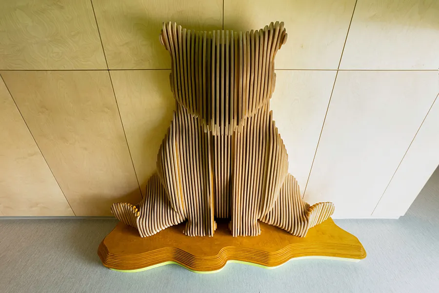 Agrandissement École Saint-Louis - Vu de l'ours en bois à partir de l'escalier