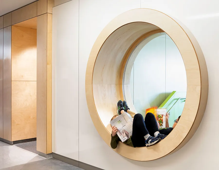 Agrandissement École Saint-Louis - Gros plan de l'espace détante bibliothèque
