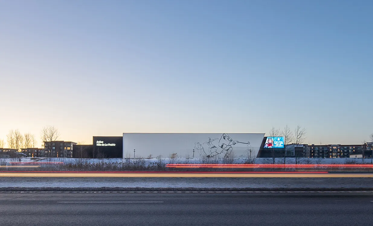Aréna Ville de La Prairie - Côté de l'aréna vue de l'autoroute