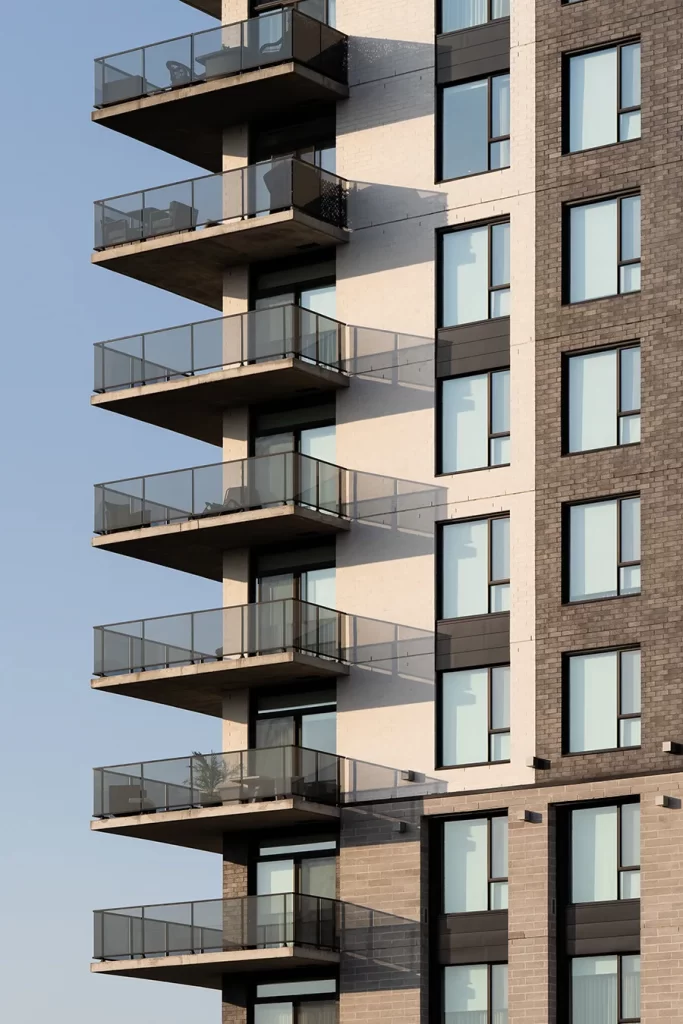 Eclipse Laval - Gros plan balcons