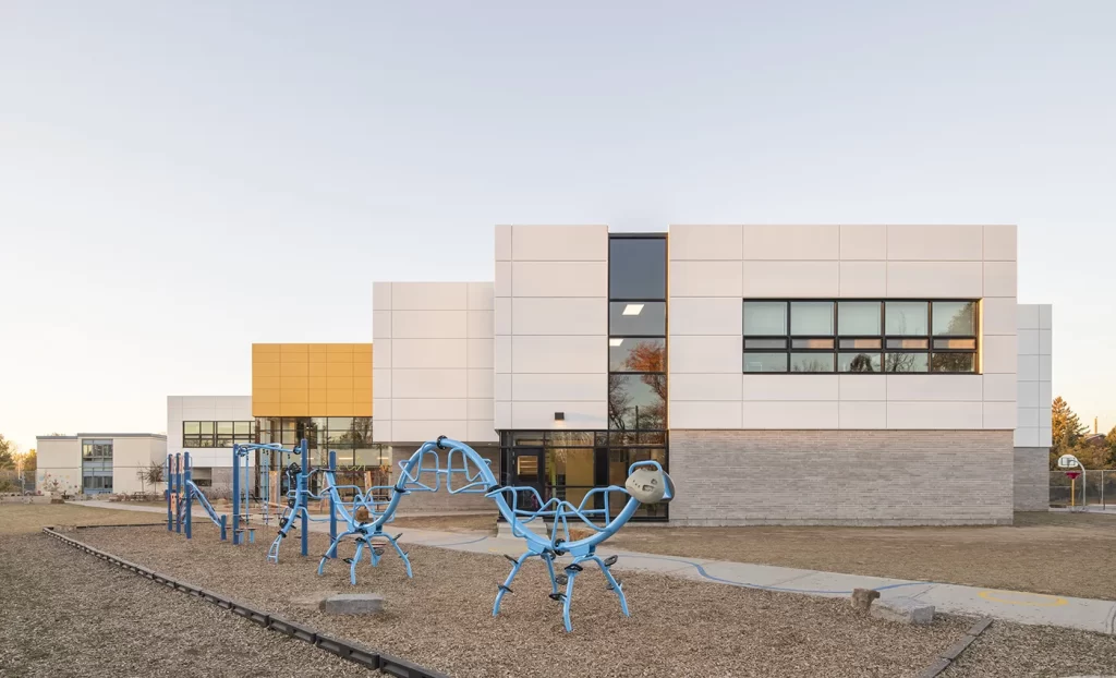 Agrandissement École Saint-Louis - Devanture du bâtiment