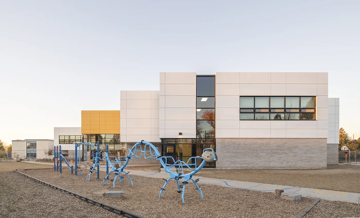 Agrandissement École Saint-Louis - Devanture du bâtiment