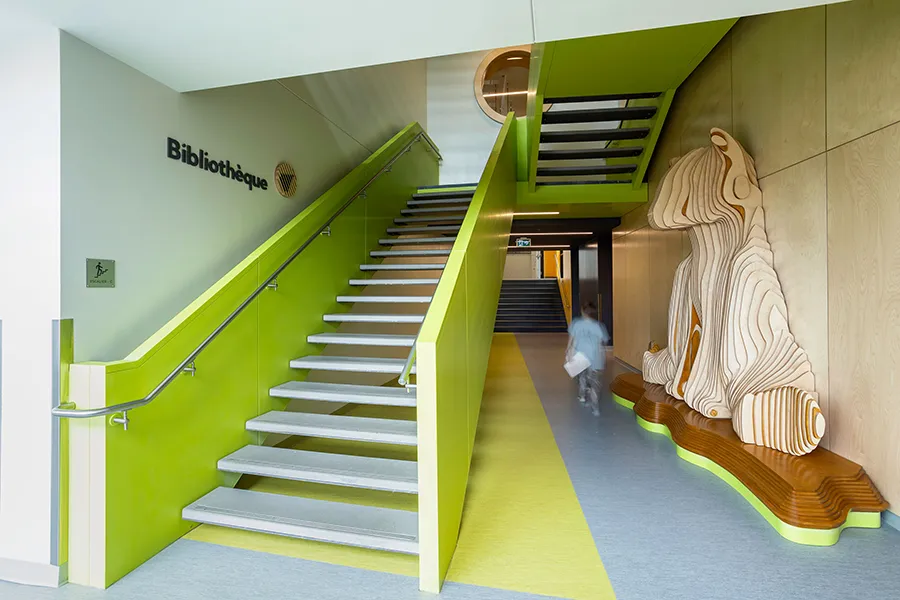 Agrandissement École Saint-Louis - Escaliers et Ours en bois