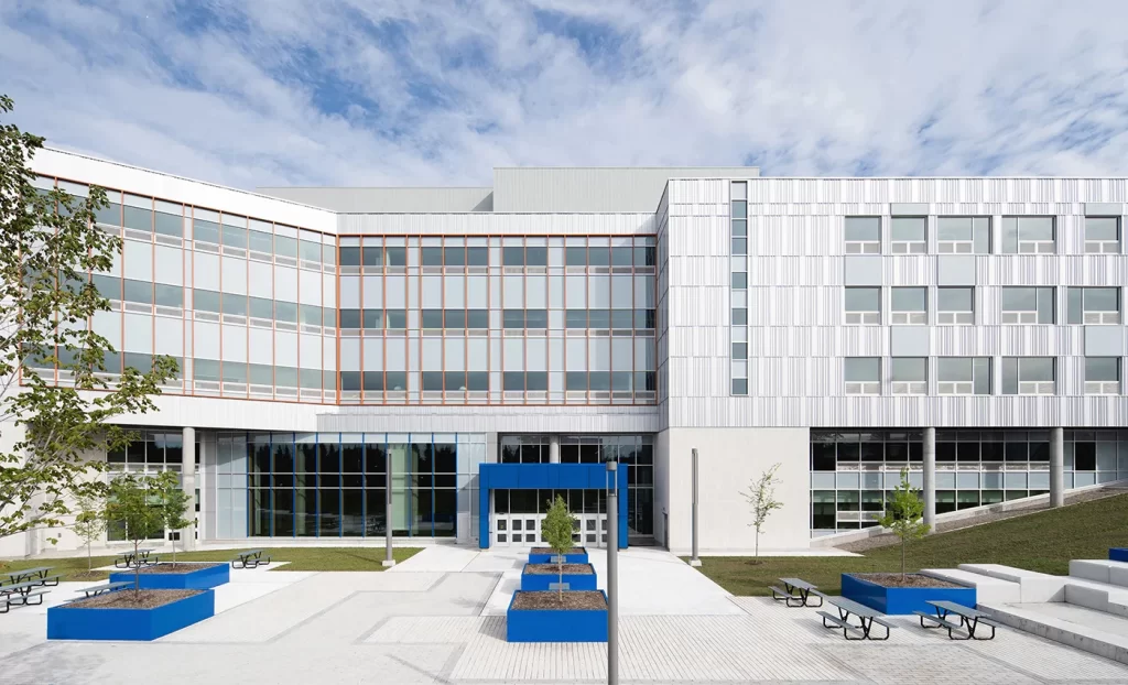 École secondaire aux Mille-Voix - Entrée extérieure