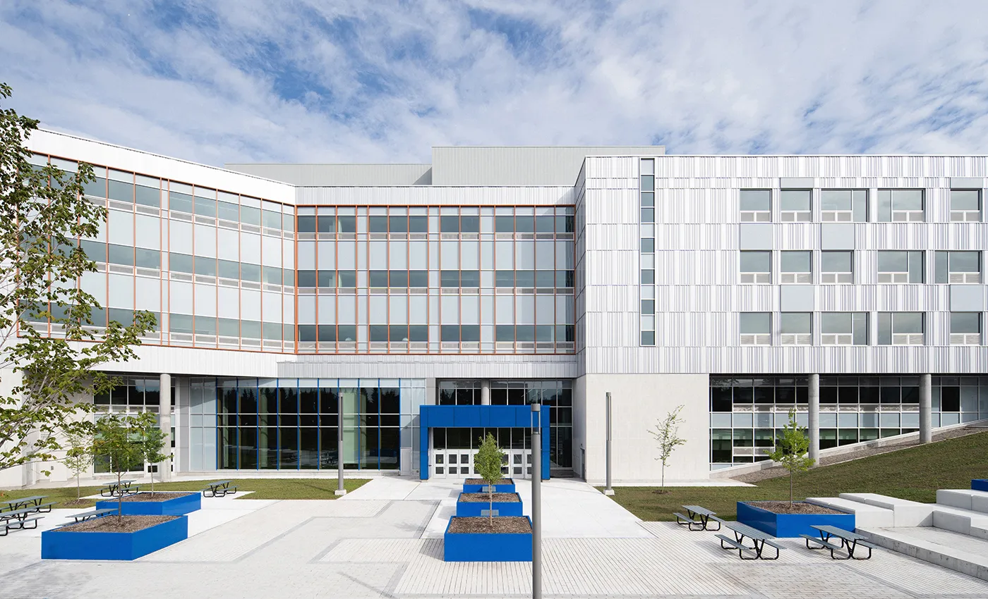 École secondaire aux Mille-Voix - Entrée extérieure