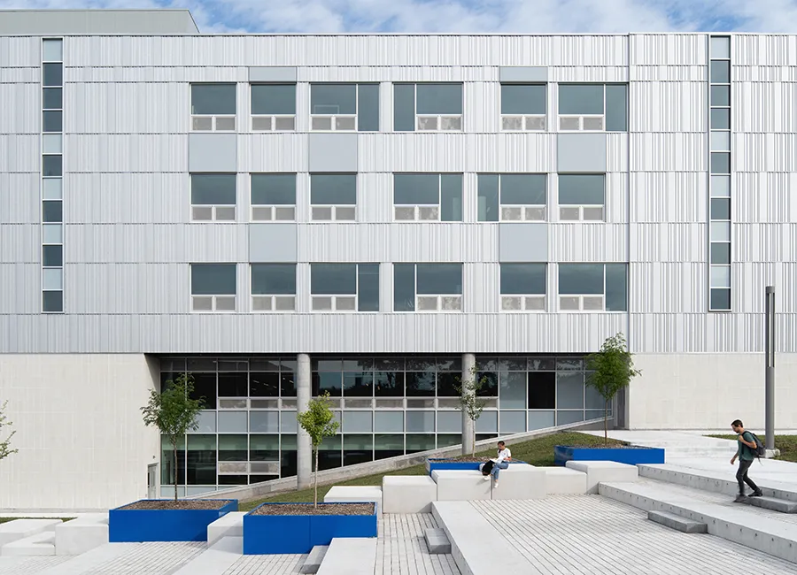École secondaire aux Mille-Voix - Côté du bâtiement
