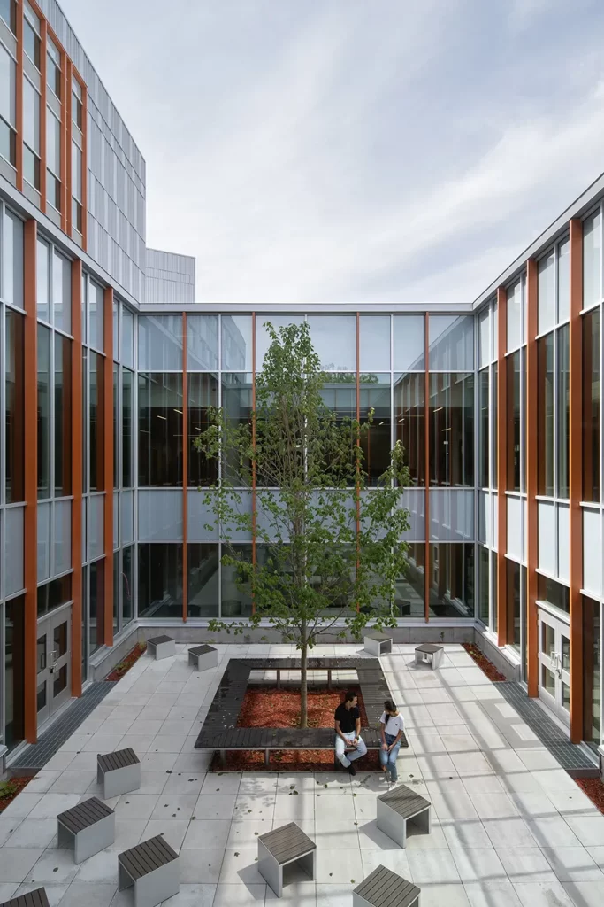 École secondaire aux Mille-Voix - Cour Intérieure