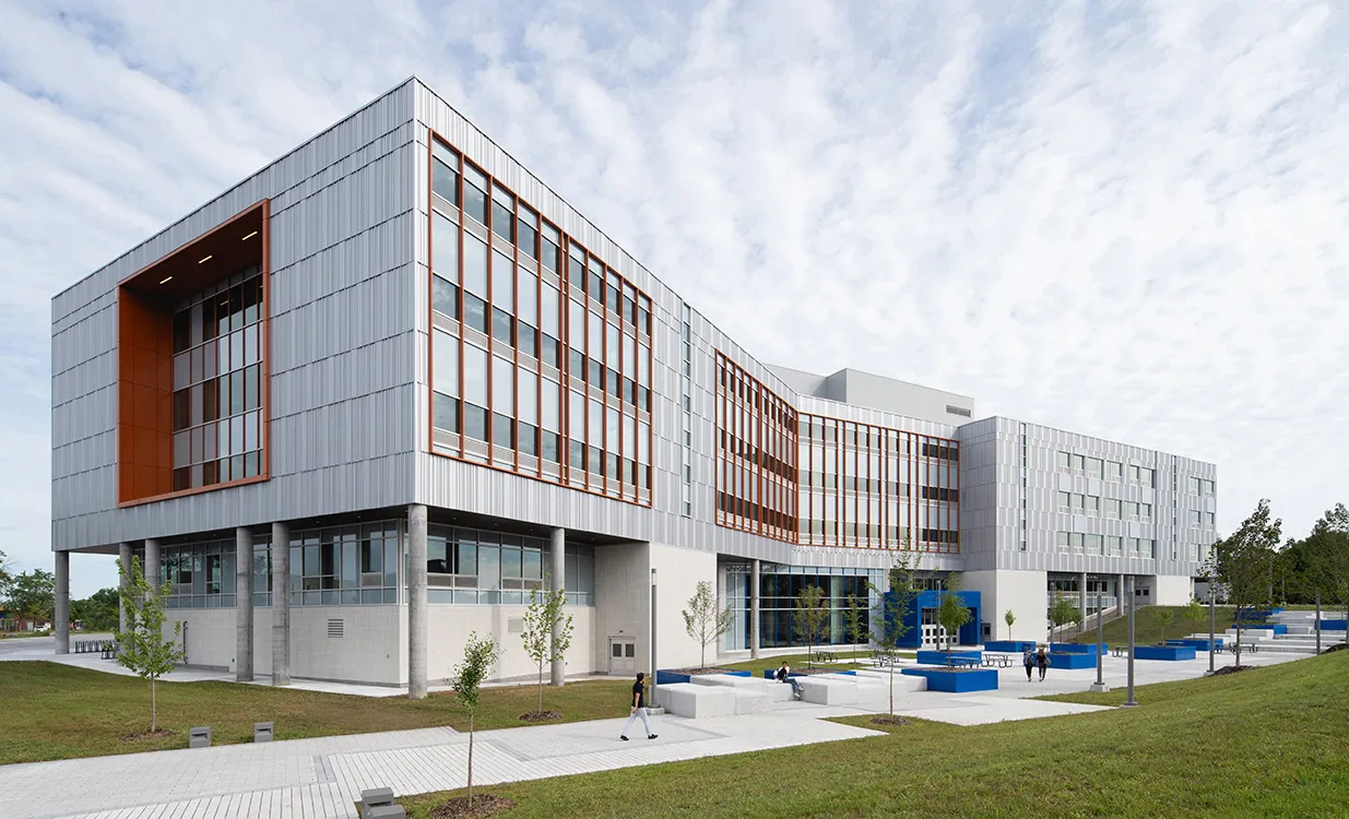 École secondaire aux Mille-Voix - Vue d'ensemble du bâtiment