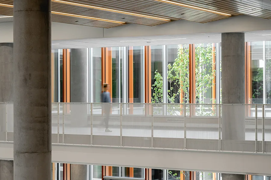 École secondaire aux Mille-Voix - Corridor avec vue sur la cour intérieure