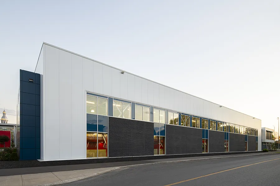 Soccerplex du Collège Saint-Sacrement - Côté du bâtiment